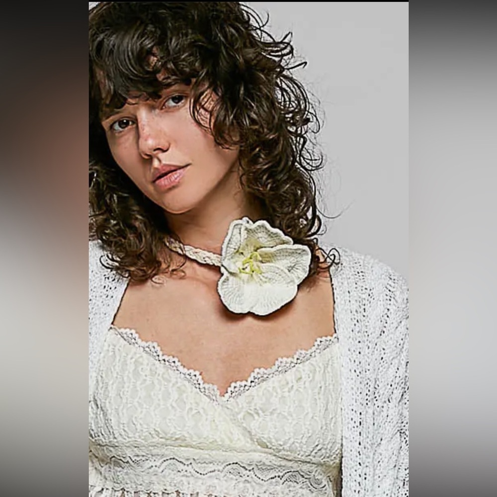 644. Handmade crocheted flower belt in ivory